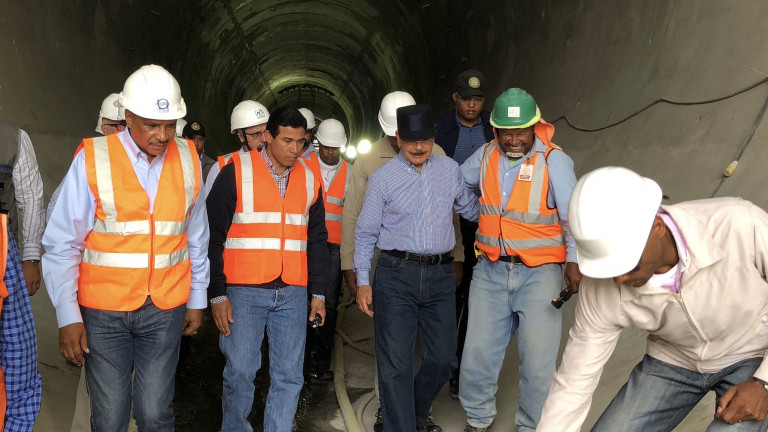 Danilo Medina durante recorrido por construcción Presa Monte Grande