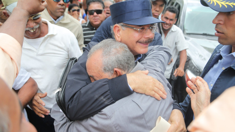 Danilo Medina se confunde en abrazo con hombre barahonero 