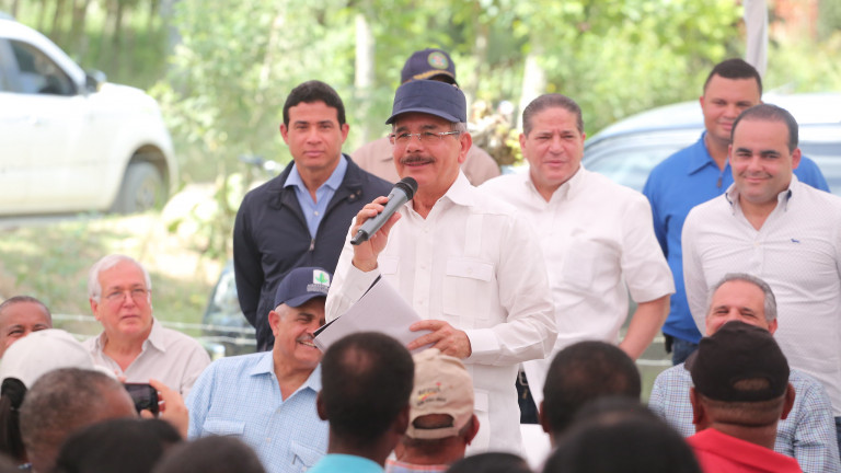 Danilo Medina conversa con ganaderos de El Seibo