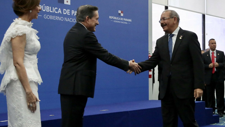 Danilo Medina saluda a Laurentino Cortizo