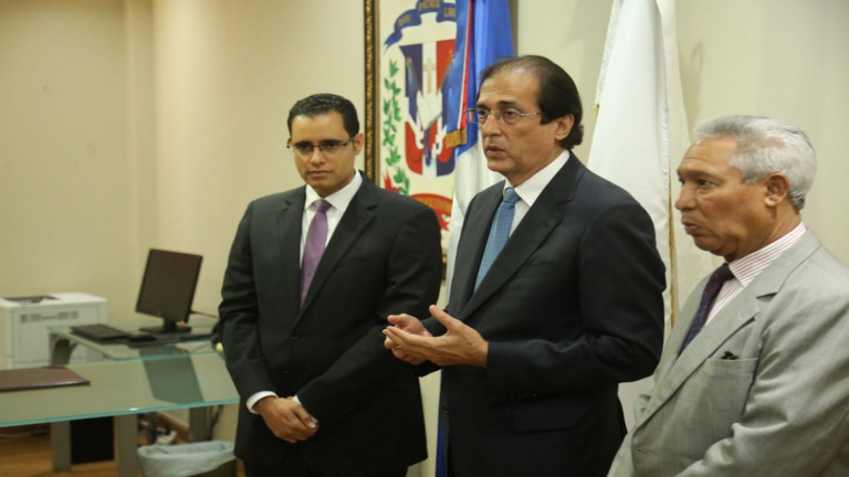 Gustavo Montalvo posesionando a Juan Ariel Jiménez Núñez en ministerio Economía   