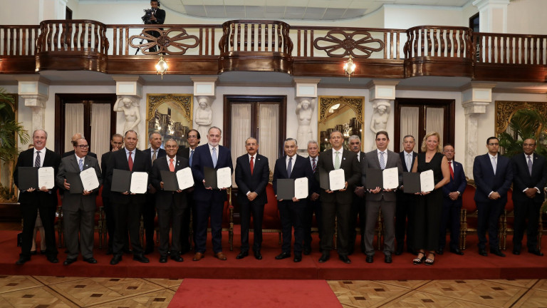 Danilo Medina con los reconocidos durante el 50 aniversario zonas francas 