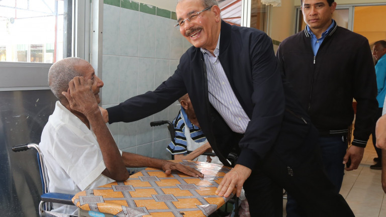 Danilo Medina comparte con un compueblano que le expresó admiración durante Visita Sorpresa al Hogar de Ancianos San Francisco de Asís