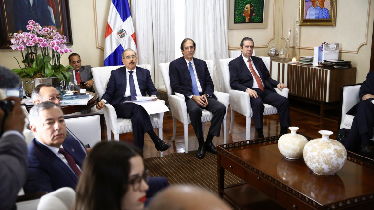 Danilo Medina junto a los los miembros del Comité Fiduciario de Pedernales