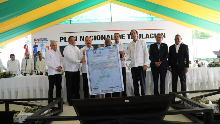 Presidente Danilo Medina entrega certificado de título número 60,000 en Monte Plata