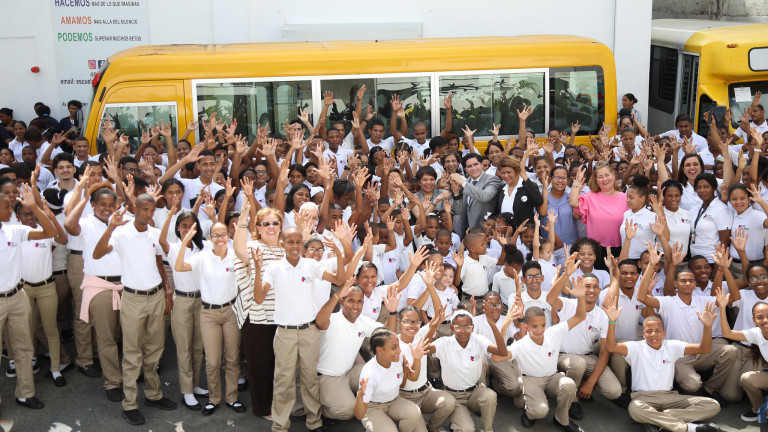 Estudiantes de la Escuela de Sordos reciben autobús