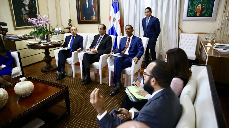 Danilo Medina junto a los integrantes del programa de alfabetización