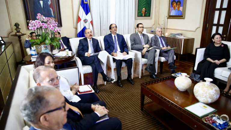 Danilo Medina reunido con los representantes de las instituciones gubernamentales vinculadas al sector mipymes