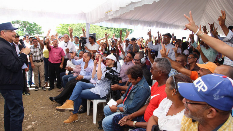 Danilo Medina comparte con parceleros de Montecristi