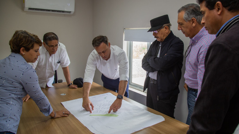 Danilo Medina recibe explicaciones de planos Nueva Victoria durante Visita Sorpresa