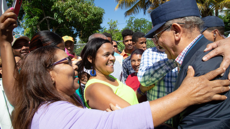 Danilo Medina comparte con residentes en Azua durante Visita Sorpresa
