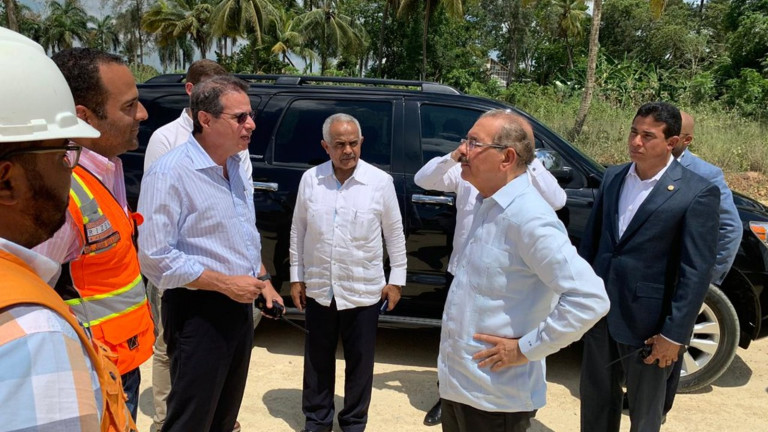 Danilo Medina conversa con ingeniero Raúl Rizek durante supervisión fase B tramo II Circunvalación SD