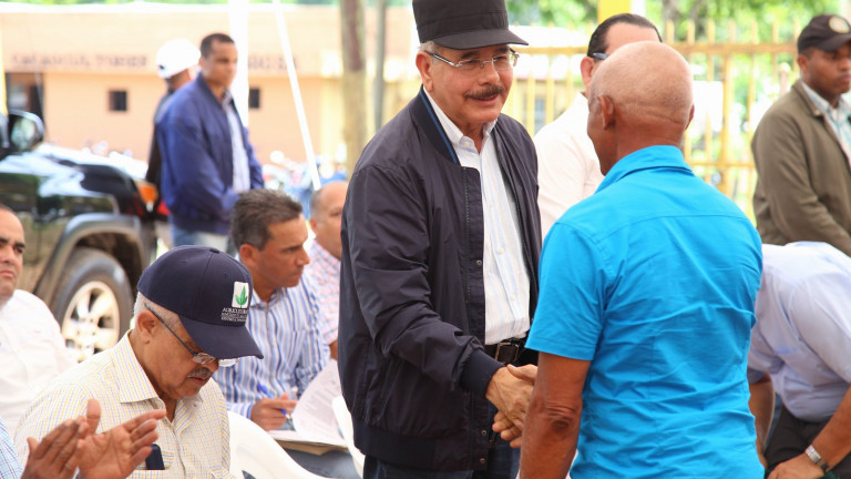 Danilo Medina junto a cacaocultor de la provincia Duarte en Visita Sorpresa
