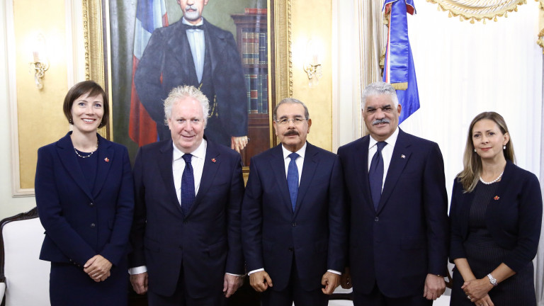 Presidente Danilo Medina recibe visita de cortesía de Jean Charest, enviado especial del primer ministro de Canadá.