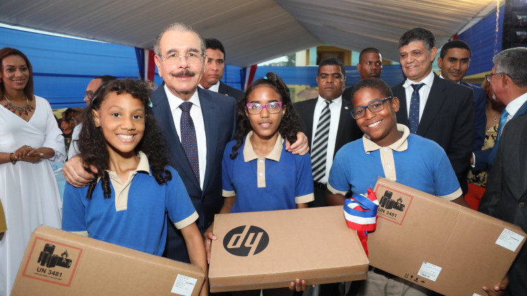 Presidente Danilo Medina junto a estudiantes de la Revolución Educativa