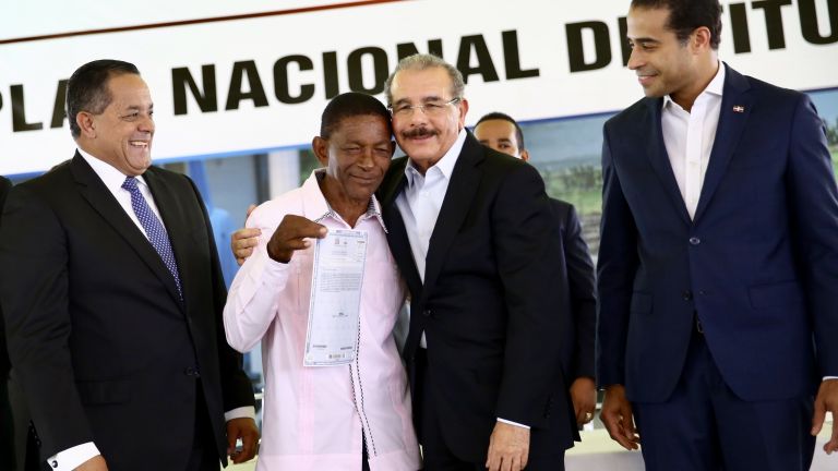 Presidente Danilo Medina entrega 300 certificados de títulos de propiedad en San Juan