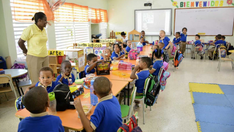 Alumnos durante en nuevo ciclo escolar en centro educativo de Ciudad Juan Bosch