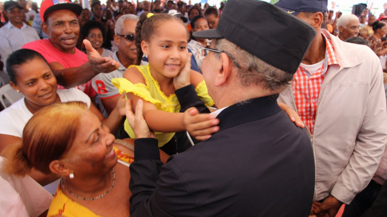 Danilo Medina es saludado por niña de Azua, durante Visita Sorpresa