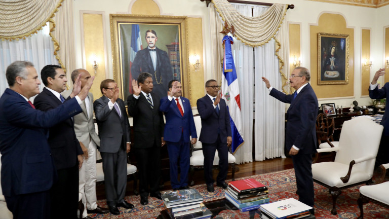 Danilo Medina juramenta funcionarios designados mediante decreto 317-19