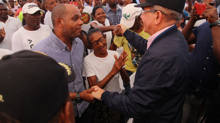 Danilo Medina es recibido de manera efusiva por la gente de Las Yayas, Azua.