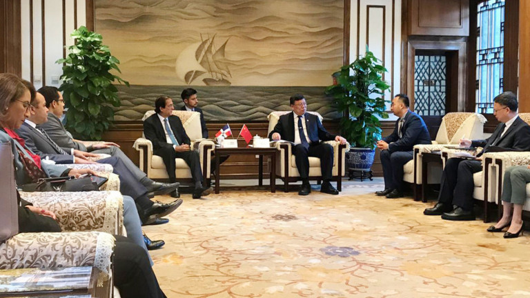 Delegación encabezada por el ministro Gustavo Montalvo en reunión con el ministro de Industria y Tecnologías de la Información de la República Popular China, Miao Wei.
