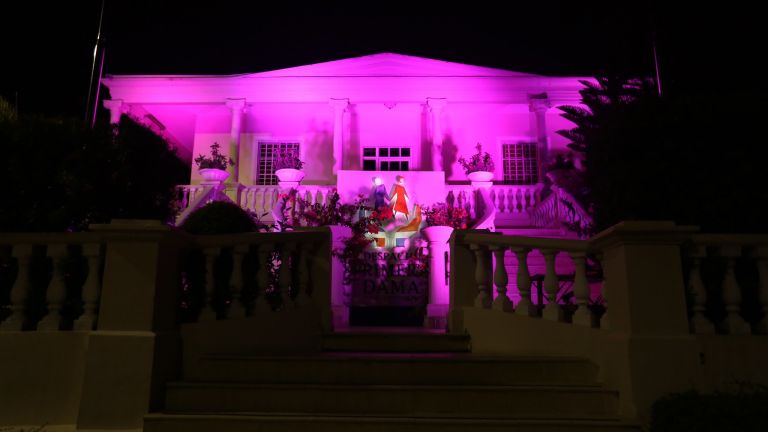 Edificio del DPD iluminado de rosado