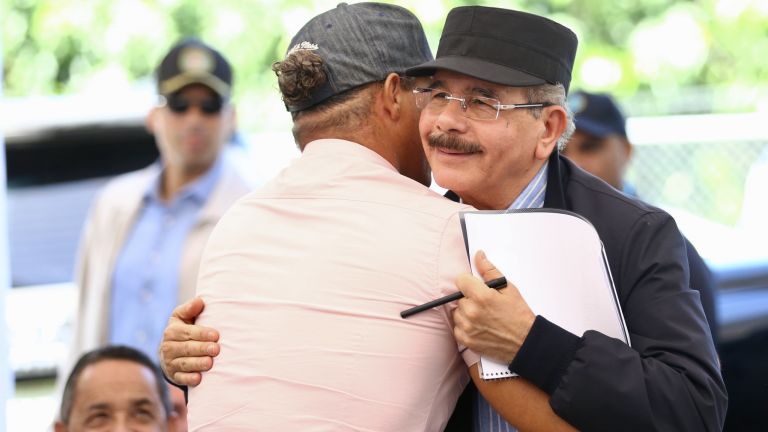 Danilo Medina estrecha abrazo a productor durante Visita Sorpresa a Peravia