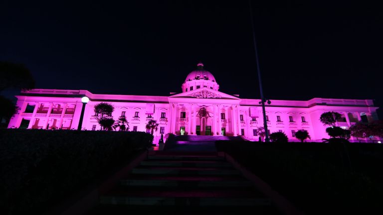 El Palacio Nacional iluminado de rosado por el Mes del Cáncer Mama