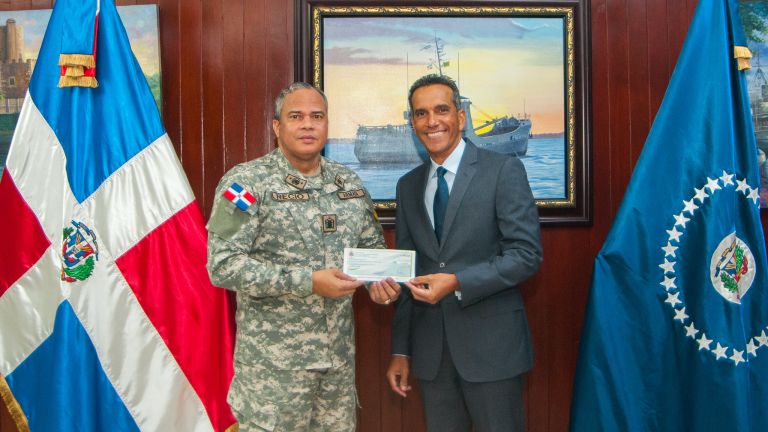 Comandante general de la Armada de República Dominicana, vicealmirante Emilio Recio Segura y viceministro de Producción y Desarrollo Comunitario del Ministerio Administrativo de la Presidencia, Juan Pumarol.
