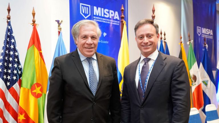 Jean Alain Rodríguez junto al secretario general de la OEA, Luis Almagro