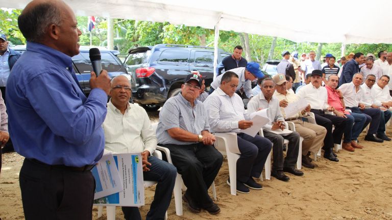 Danilo Medina escucha atento a pescadores de Cabrera 