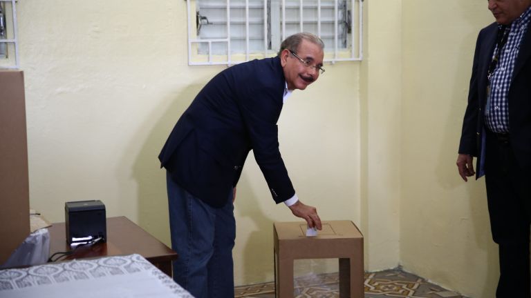 Danilo Medina ejerciendo su derecho al voto en las Primarias Abiertas