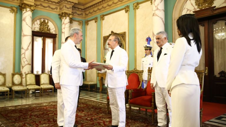 Danilo Medina recibe cartas credenciales embajador de Georgia 