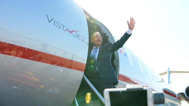 Danilo Medina sale al exterior.