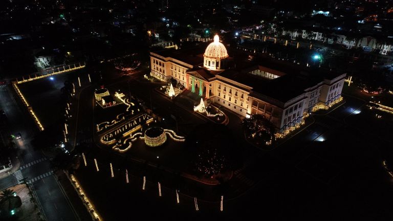 Fachada frontal Palacio Nacional en la noche, República Dominicana