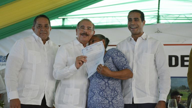 Presidente Danilo Medina entrega título de propiedad a beneficiaria