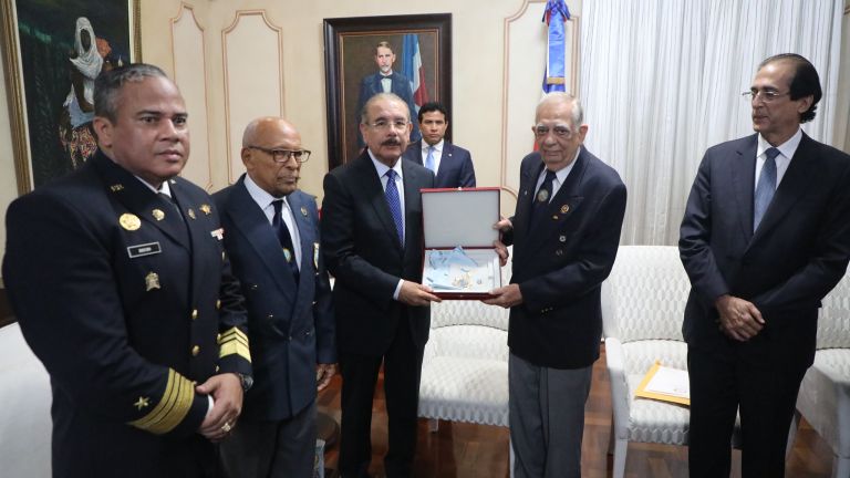 Fidalmar concede Gran Cruz al Mérito Naval Internacional al presidente Danilo Medina