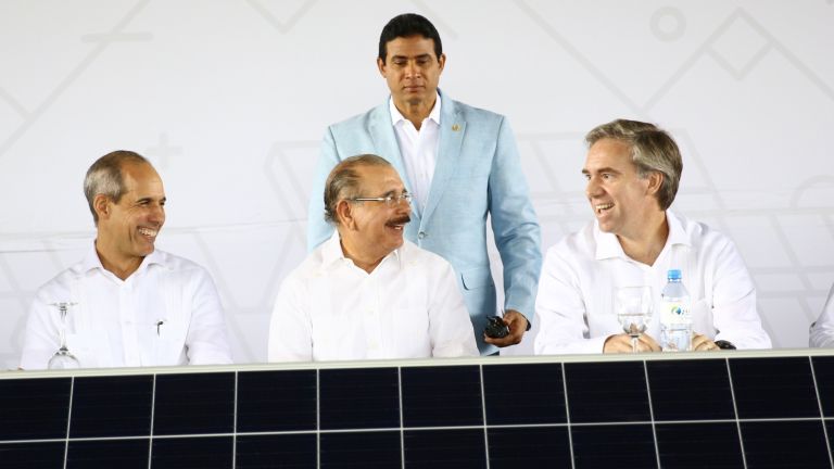 Danilo Medina asiste a primer palazo construcción del parque solar AES Bayasol