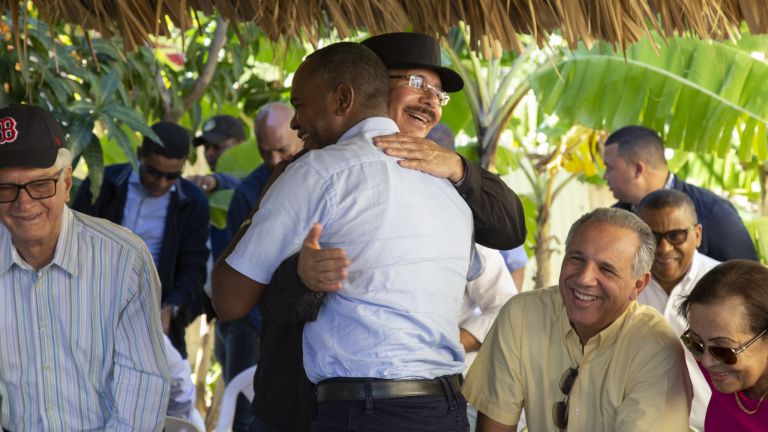 Danilo Medina estrecha abrazo a residente PEravia 
