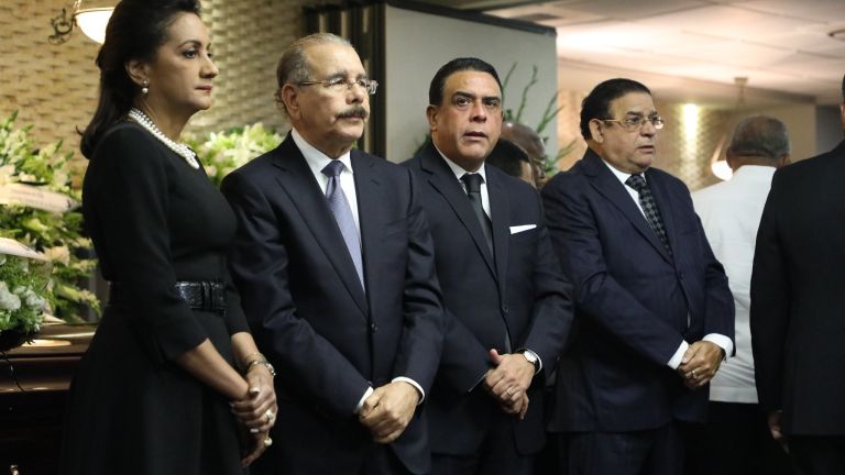 Danilo Medina junto a Cándida Montilla de Medina y sus hermanos, durante velatorio de su padre, Juan Pablo Medina.
