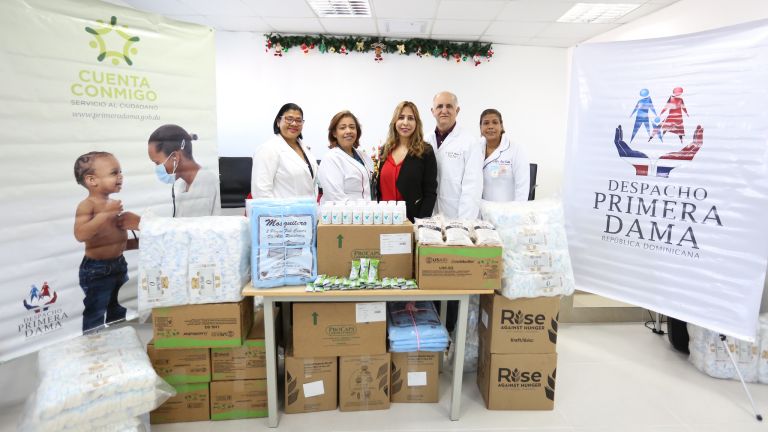 Despacho de la Primera Dama entrega donativo a la Maternidad de Los Mina