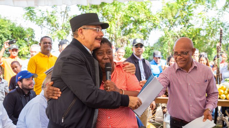 Danilo Medina abraza a mujer durante Visita Sorpresa