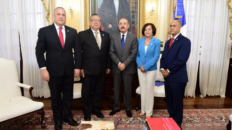 Danilo Medina junto a directiva PARLACEN