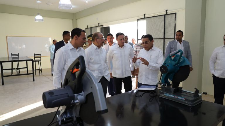 Presidente Danilo Medina recibe detalles de la obra