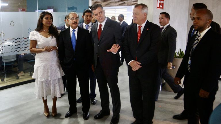 Presidente Danilo Medina recibe explicaciones de Pablo Wiechers, gerente general de Nestlé Caribe Latino.