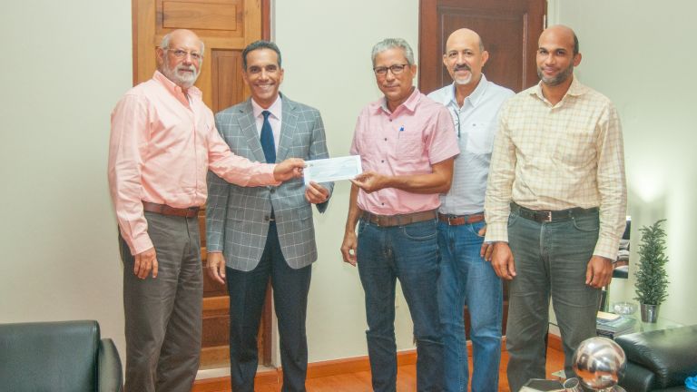 Juan Pumarol entrega cheque prometido a COOPMATRISA durante Visita Sorpresa de Danilo Medina 
