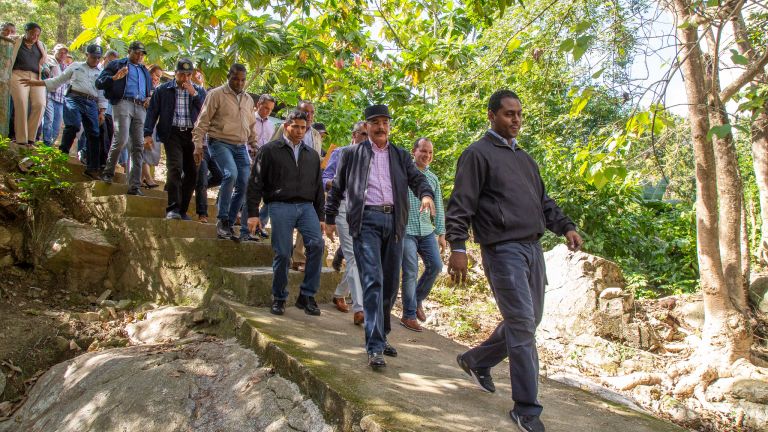 Danilo Medina bajó hasta el balneario que forma el río Masacre