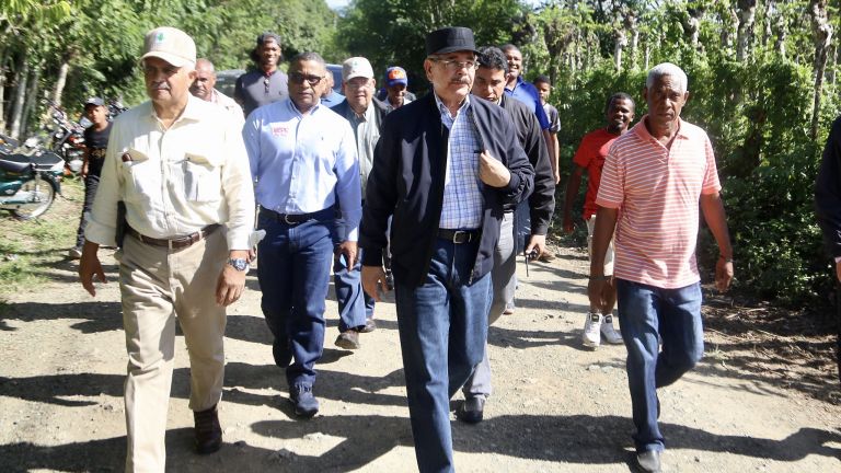 Danilo Medina camina junto a parceleros en Visita Sorpresa de El Seibo 