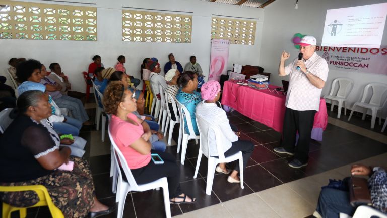 Nelson Figueroa Espaillat, encargado del programa Mujeres Saludables ofrece charla a mujeres de Sabana Grande de Boyá