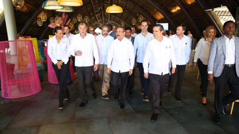 Presidente Danilo junto a los ejecutivos del hotel realiza recorrido